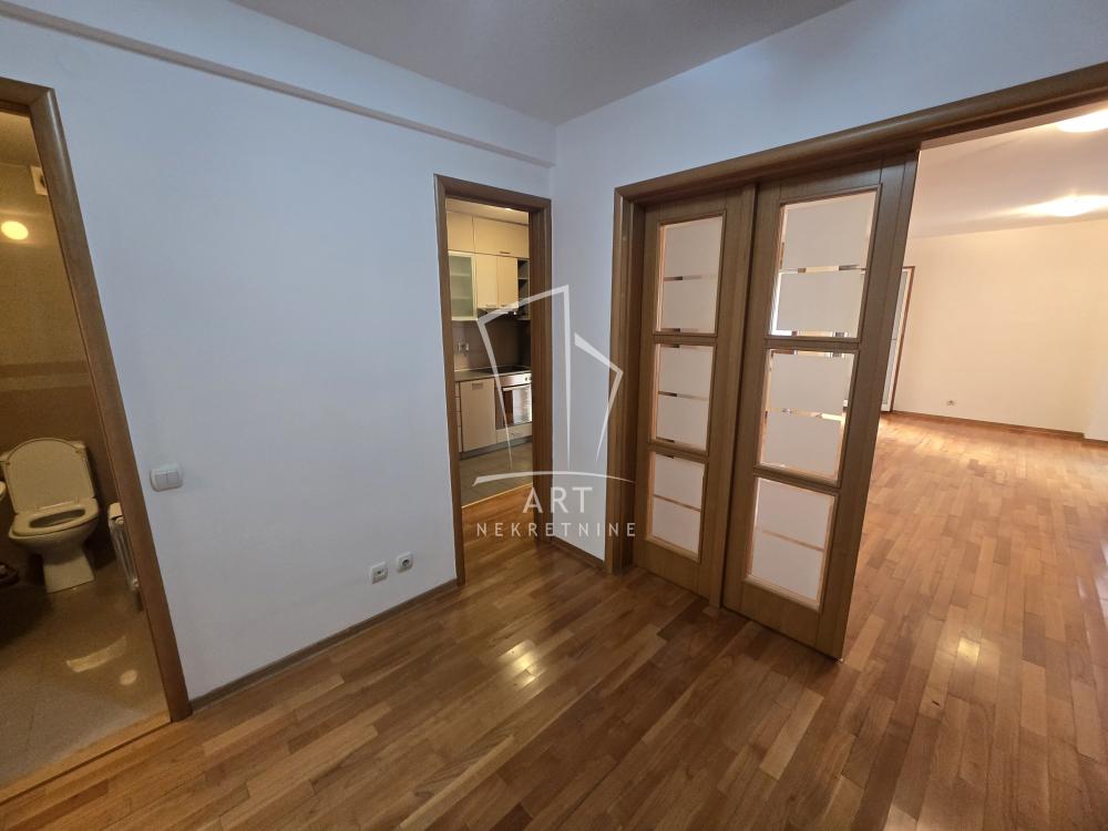 Slika 2 - Patrijarha Varnave,  Lokal za izdavanje, 81m2, 1.000€