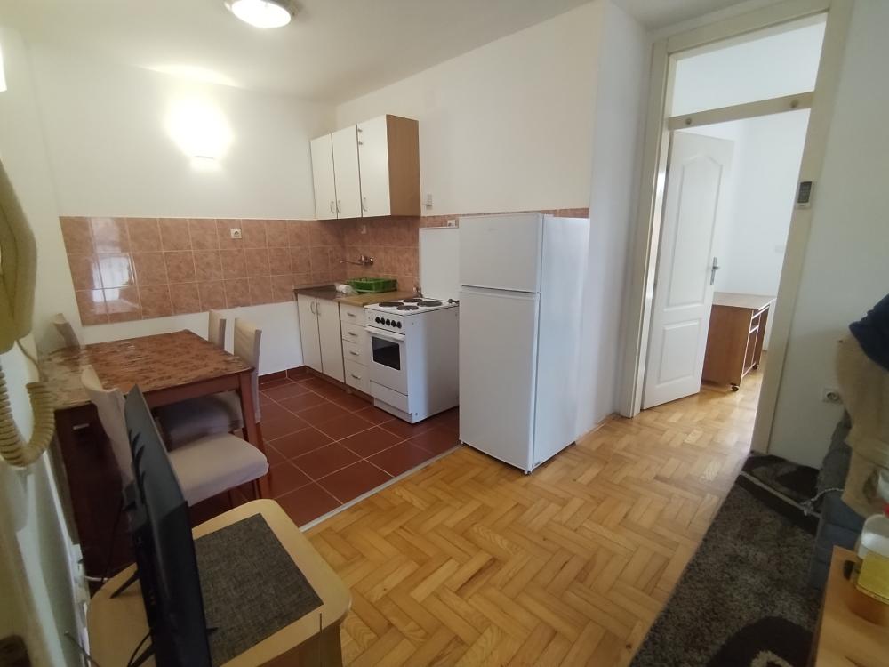 Slika 1 - Trstenjakova, Dvoiposoban stan za izdavanje, 50m2, 390€