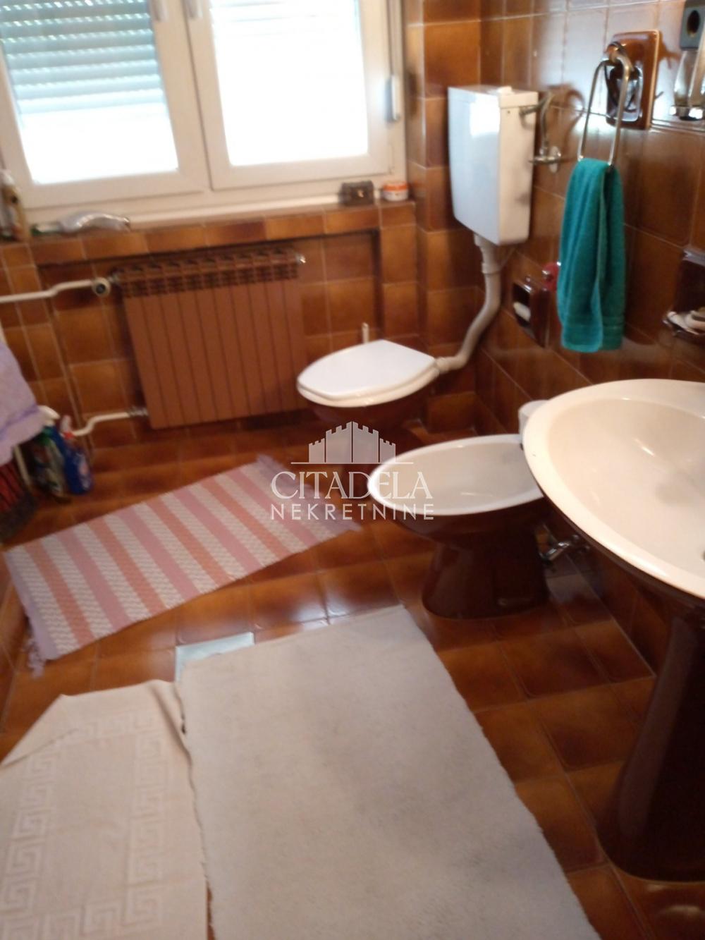 Slika 2 - Bratstva i jedinstva,  Kuća na prodaju, 399m2, 250.000€