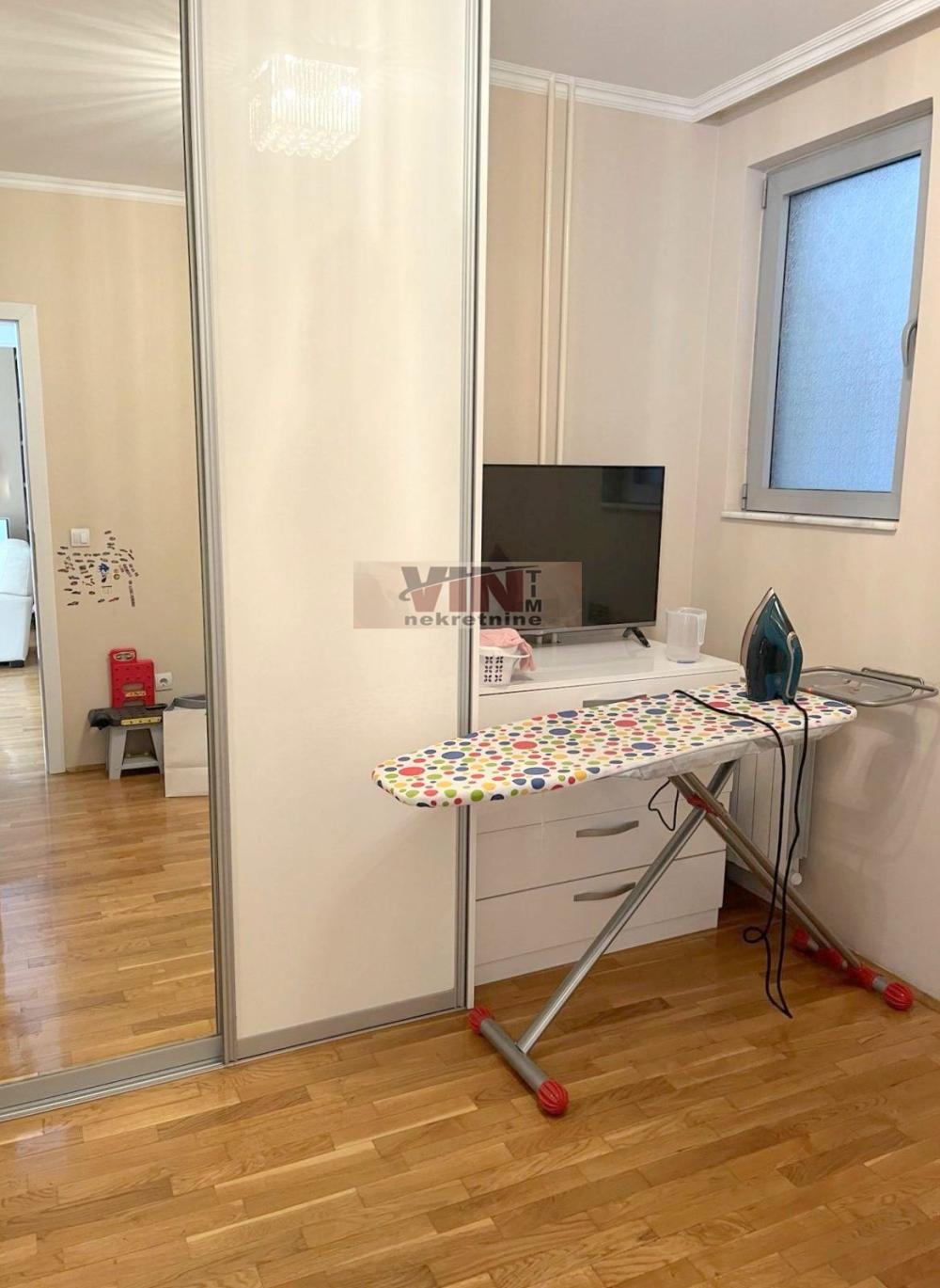 Slika 5 - DJUKE DINIC, Trosoban stan na prodaju, 84m2, 341.000€