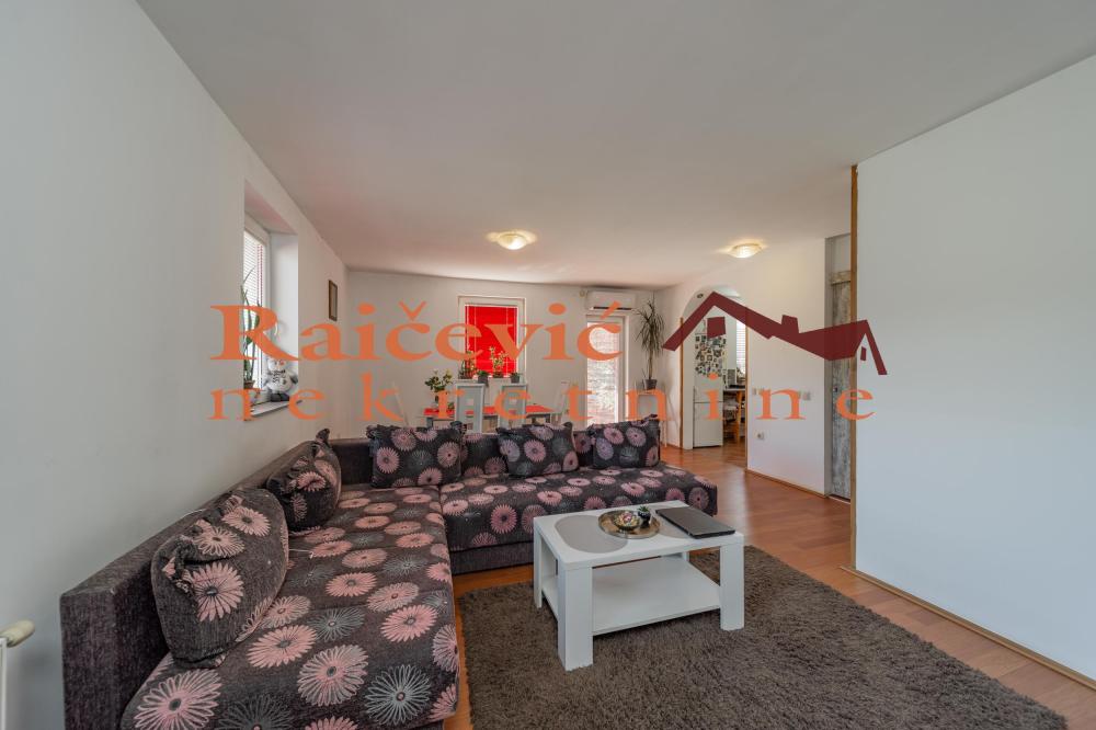 Slika 3 - Aleksandra Vojinovica,  Kuća na prodaju, 260m2, 191.000€