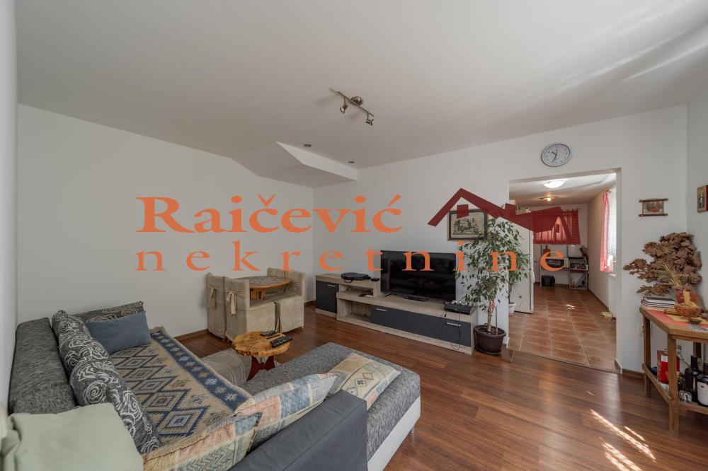 Slika 8 - Aleksandra Vojinovica,  Kuća na prodaju, 260m2, 191.000€
