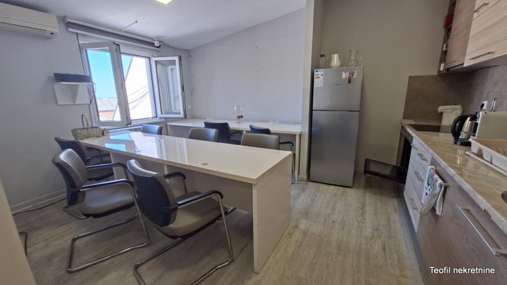 Slika 1 - Pećska, Petosoban stan za izdavanje, 118m2, 1.590€