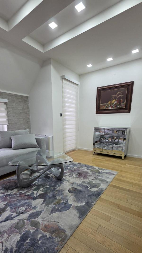 Slika 2 - Marine Veličković, Trosoban stan za izdavanje, 130m2, 1.200€