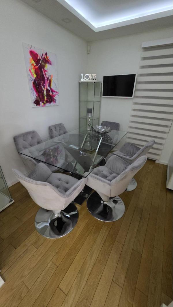Slika 6 - Marine Veličković, Trosoban stan za izdavanje, 130m2, 1.200€