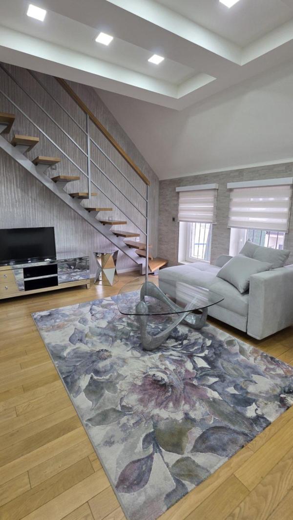 Slika 1 - Marine Veličković, Trosoban stan za izdavanje, 130m2, 1.200€