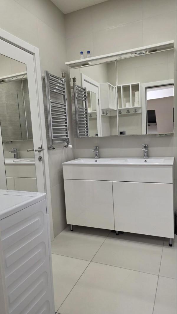 Slika 8 - Marine Veličković, Trosoban stan za izdavanje, 130m2, 1.200€