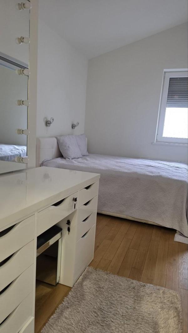 Slika 9 - Marine Veličković, Trosoban stan za izdavanje, 130m2, 1.200€