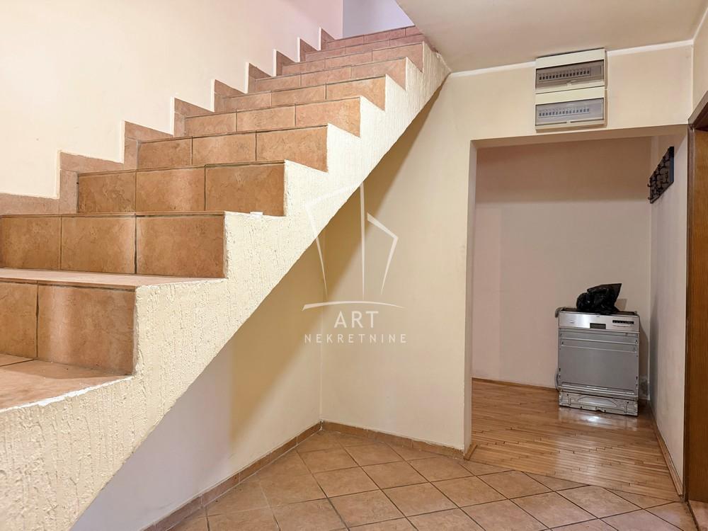 Slika 10 - Dušana Stojanovića,  Kuća na prodaju, 261m2, 225.000€