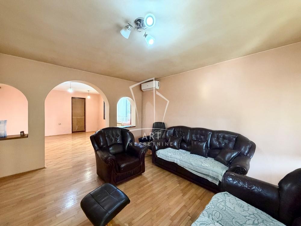 Slika 1 - Dušana Stojanovića,  Kuća na prodaju, 261m2, 225.000€