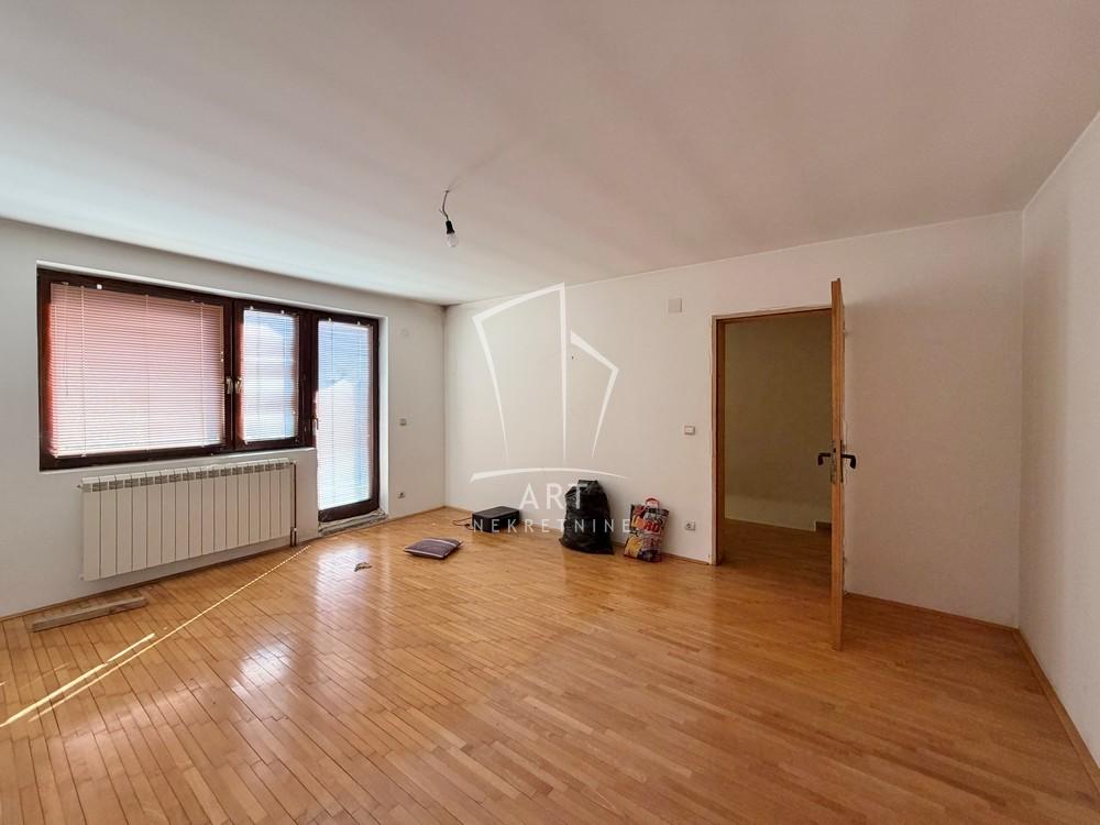 Slika 8 - Dušana Stojanovića,  Kuća na prodaju, 261m2, 225.000€