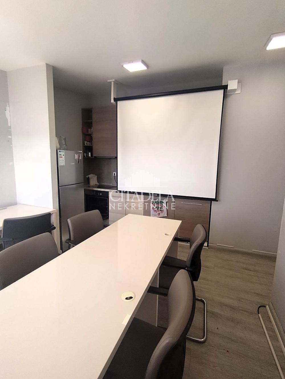 Slika 1 - Pećska, Petosoban stan za izdavanje, 118m2, 349.000€