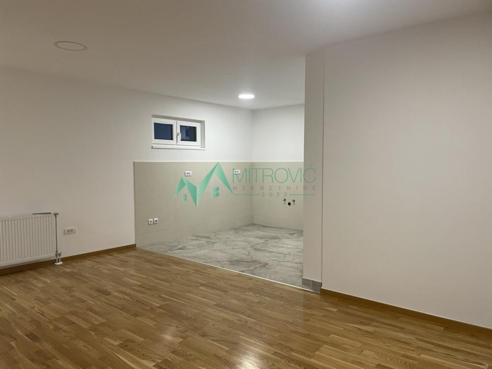 Glavna slika -Trosoban stan za izdavanje, 77m2, 500€