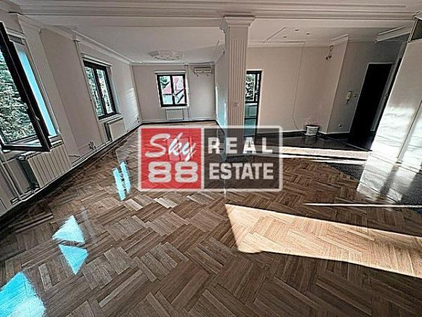 Glavna slika -Petosoban stan za izdavanje, 210m2, 2.350€