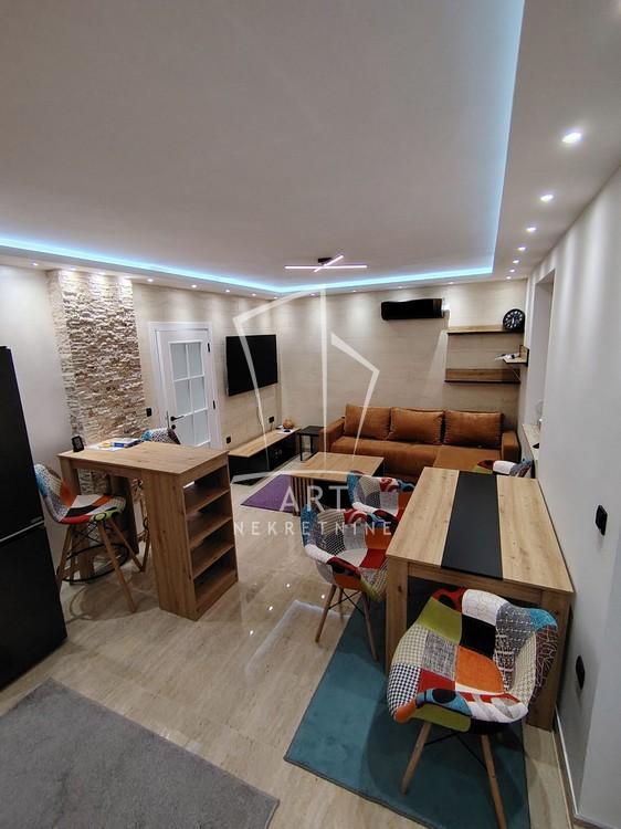 Glavna slika -Ugrinovački put 38. deo, Trosoban stan za izdavanje, 70m2, 650€