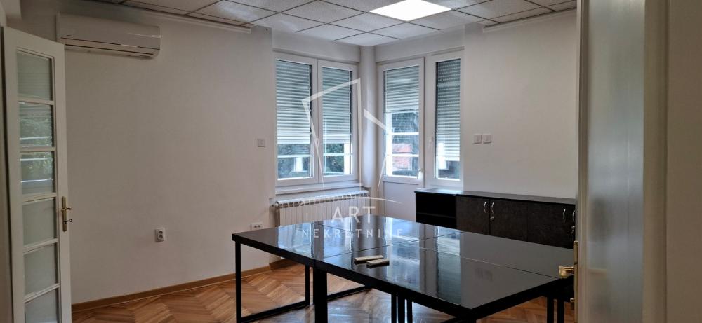 Slika 4 - Bulevar Despota Stefana,  Lokal za izdavanje, 135m2, 1.100€