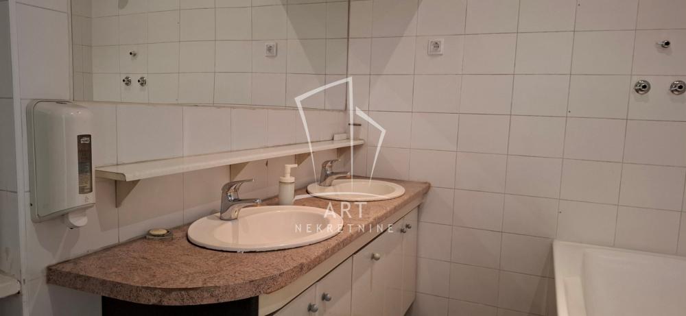 Slika 8 - Bulevar Despota Stefana,  Lokal za izdavanje, 135m2, 1.100€