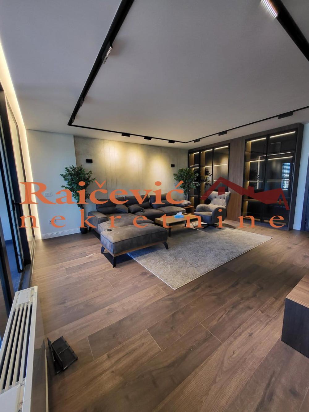 Slika 1 - Niska, Petosoban stan na prodaju, 198m2, 870.000€