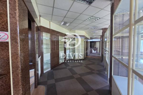 Slika 2 - Bulevar Arsenija Čarnojevića,  Lokal na prodaju, 155m2, 465.000€