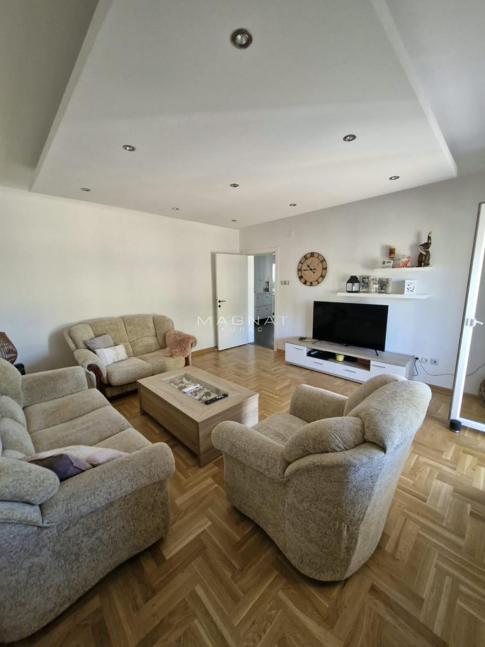 Glavna slika - Kuća na prodaju, 260m2, 250.000€