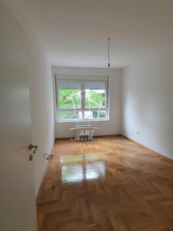 Slika 5 - Banjska, Trosoban stan na prodaju, 62m2, 305.500€
