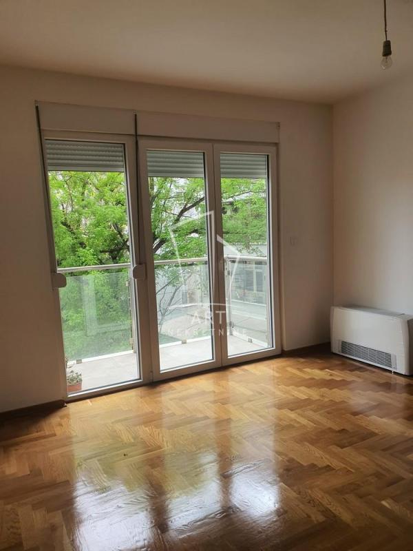 Slika 1 - Banjska, Trosoban stan na prodaju, 62m2, 305.500€