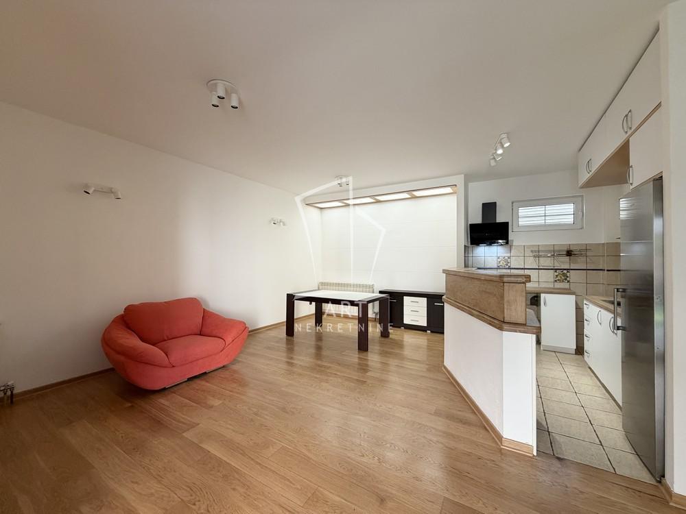 Slika 2 - Geteova,  Kuća za izdavanje, 227m2, 2.000€