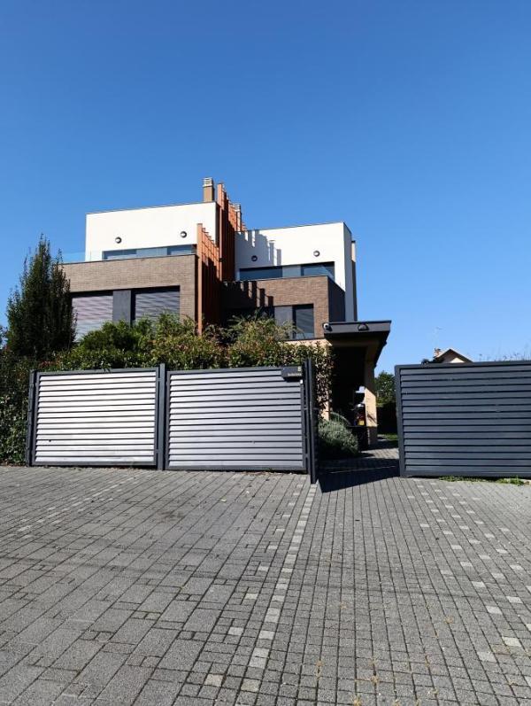 Glavna slika - Kuća za izdavanje, 230m2, 2.000€