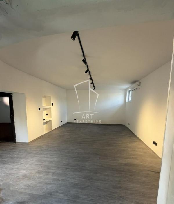 Slika 1 - Slovenska,  Lokal za izdavanje, 96m2, 1.300€