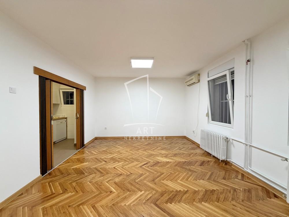 Slika 1 - Narodnog Fronta,  Lokal za izdavanje, 95m2, 2.200€