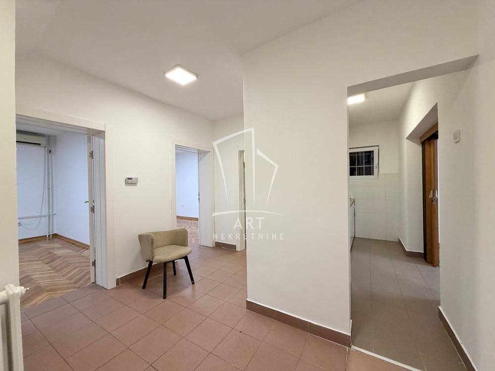 Slika 2 - Narodnog Fronta,  Lokal za izdavanje, 95m2, 2.200€