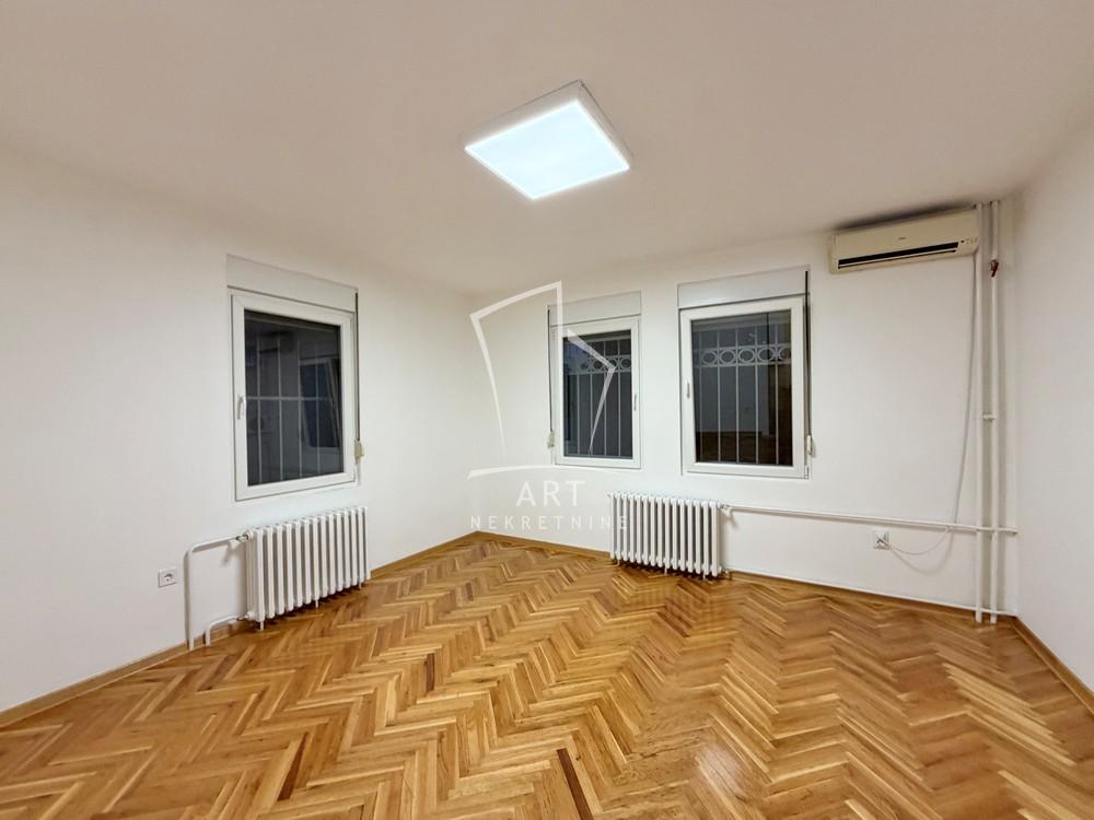 Slika 8 - Narodnog Fronta,  Lokal za izdavanje, 95m2, 2.200€
