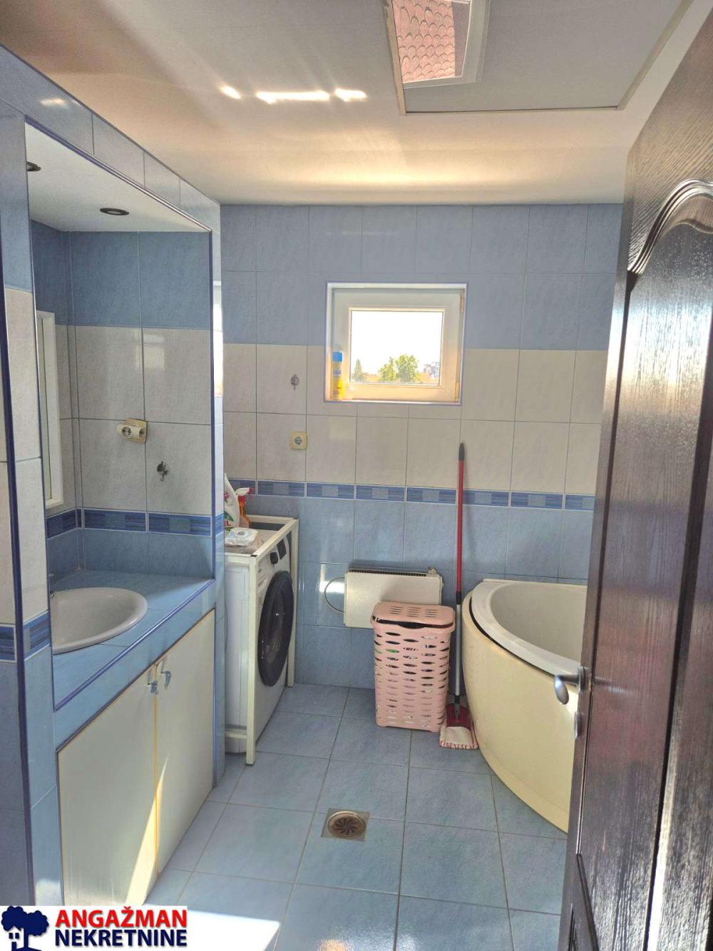 Slika 1 - Sremskih boraca, Četvorosoban stan na prodaju, 70m2, 185.000€