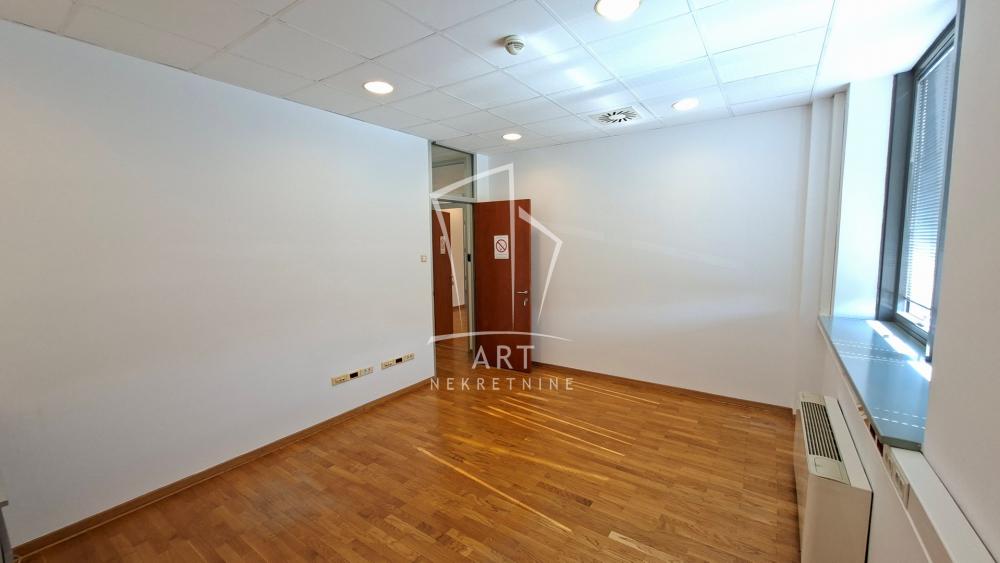 Slika 1 - Partizanske avijacije,  Lokal za izdavanje, 330m2, 4.950€