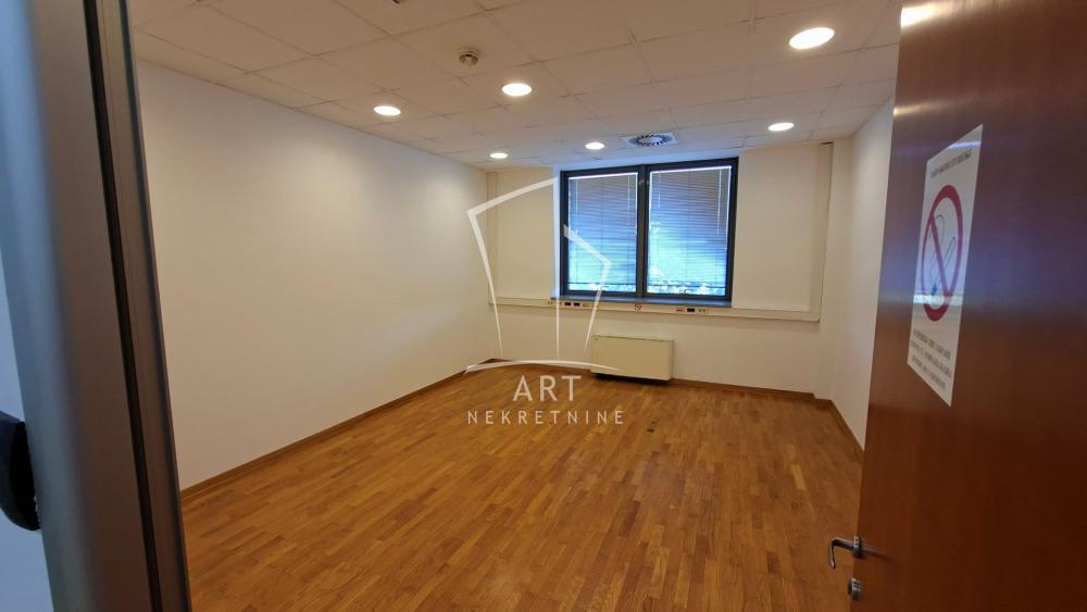 Slika 9 - Partizanske avijacije,  Lokal za izdavanje, 330m2, 4.950€