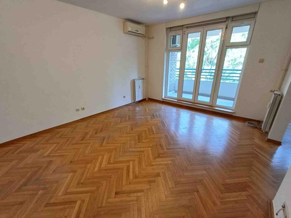Slika 1 - Bulevar Arsenija Čarnojevića, Trosoban stan za izdavanje, 93m2, 1.000€
