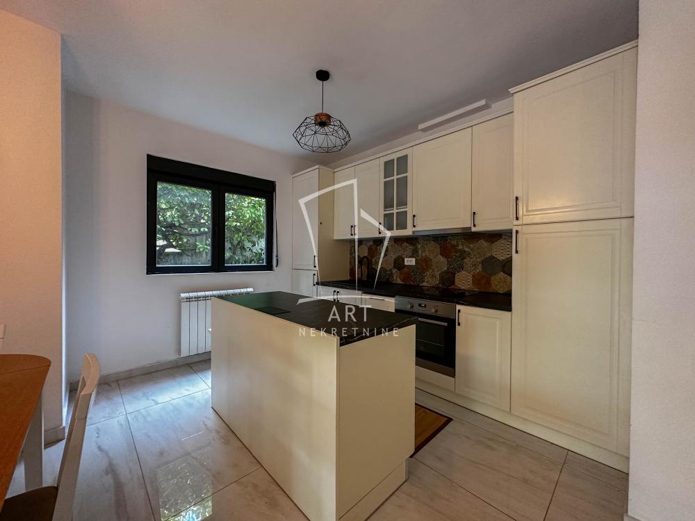 Slika 2 - Cara Iraklija, Troiposoban stan za izdavanje, 89m2, 1.200€