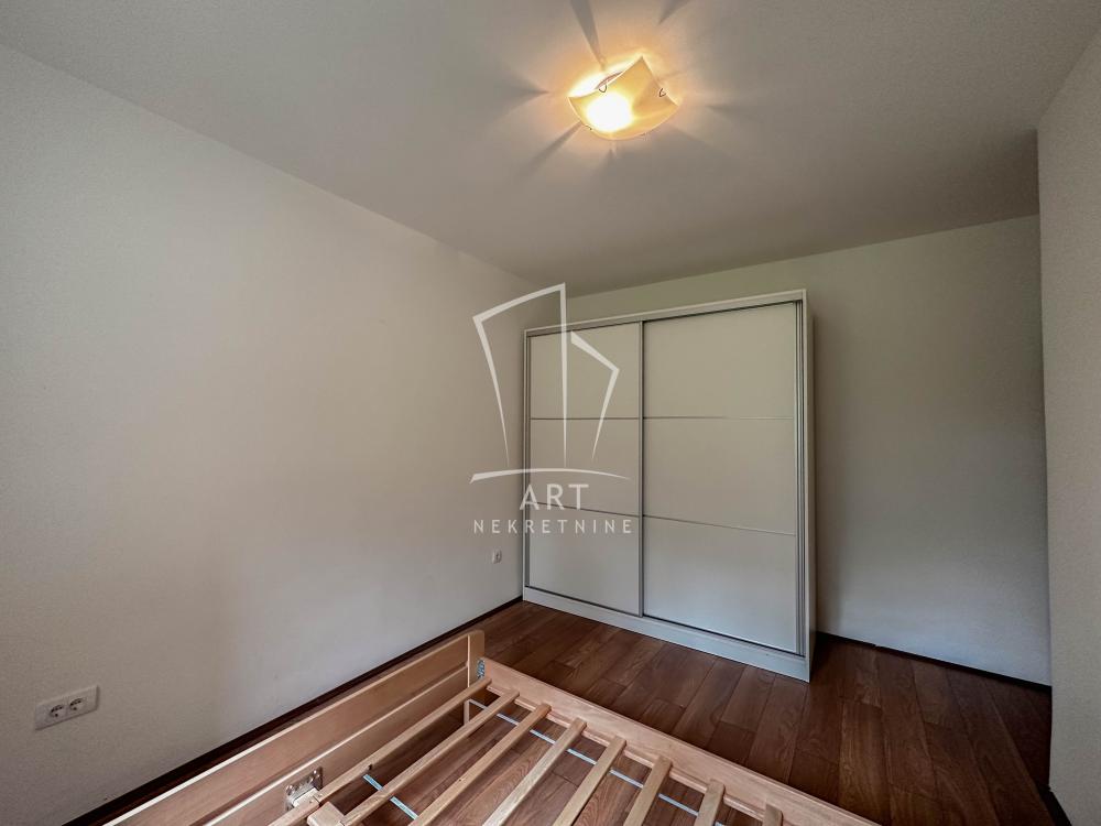 Slika 9 - Cara Iraklija, Troiposoban stan za izdavanje, 89m2, 1.200€