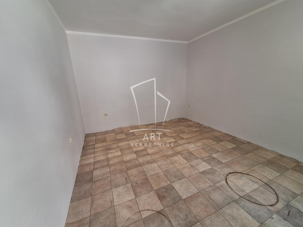 Slika 1 - Lomina,  Lokal za izdavanje, 9m2, 350€