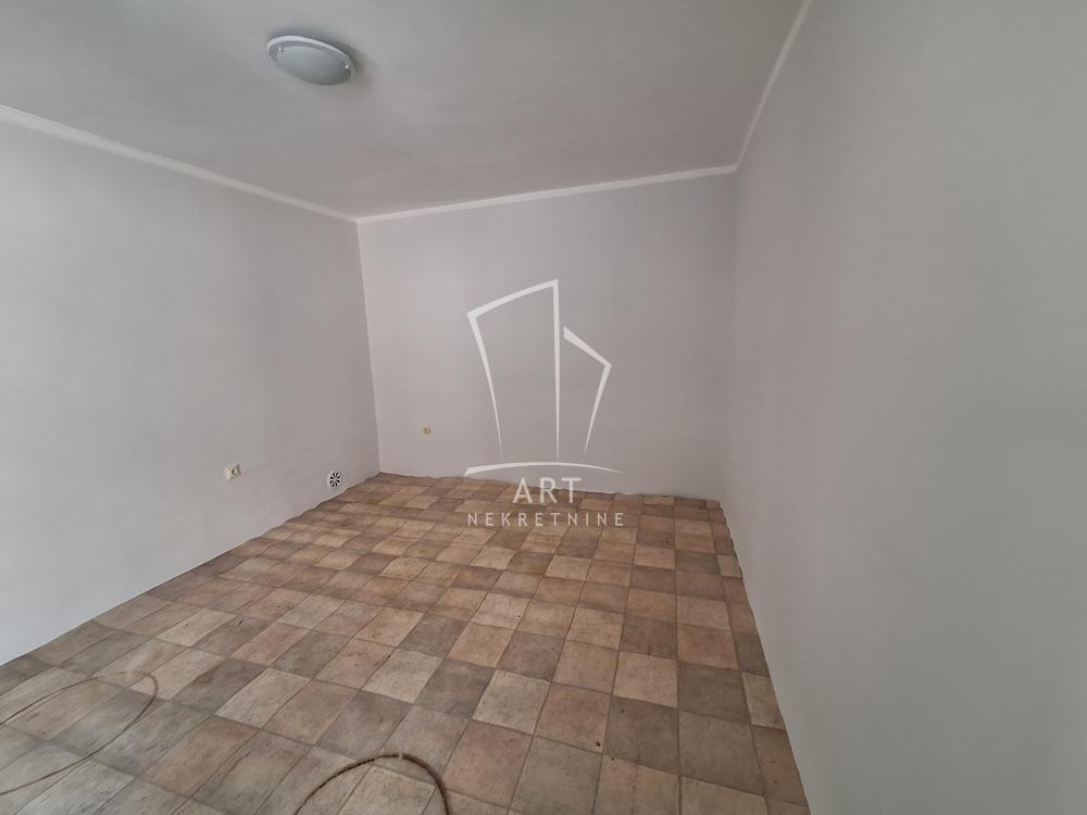 Slika 3 - Lomina,  Lokal za izdavanje, 9m2, 350€