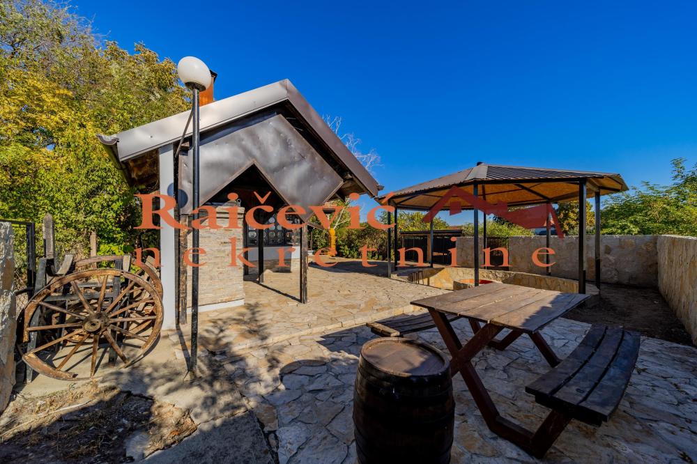Slika 6 - Brace Trninic,  Kuća na prodaju, 170m2, 330.000€