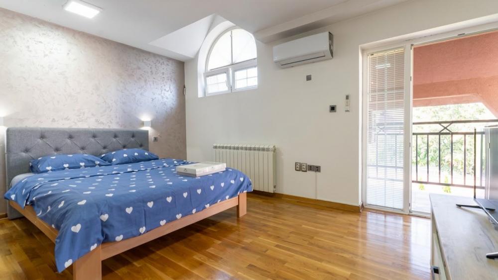 Slika 11 - Ugrinovački put 12. deo,  Kuća za izdavanje, 324m2, 1.700€