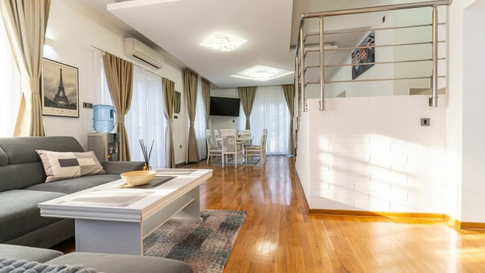 Slika 6 - Ugrinovački put 12. deo,  Kuća za izdavanje, 324m2, 1.700€