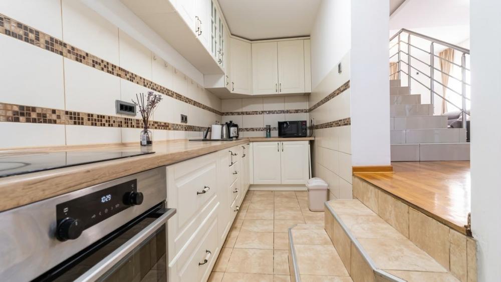 Slika 8 - Ugrinovački put 12. deo,  Kuća za izdavanje, 324m2, 1.700€