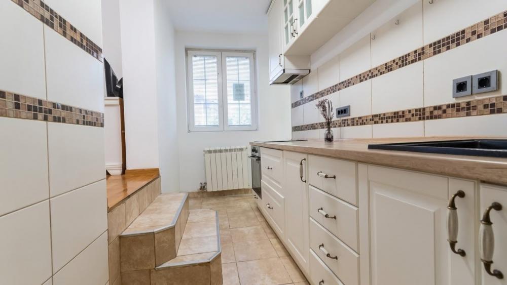 Slika 9 - Ugrinovački put 12. deo,  Kuća za izdavanje, 324m2, 1.700€