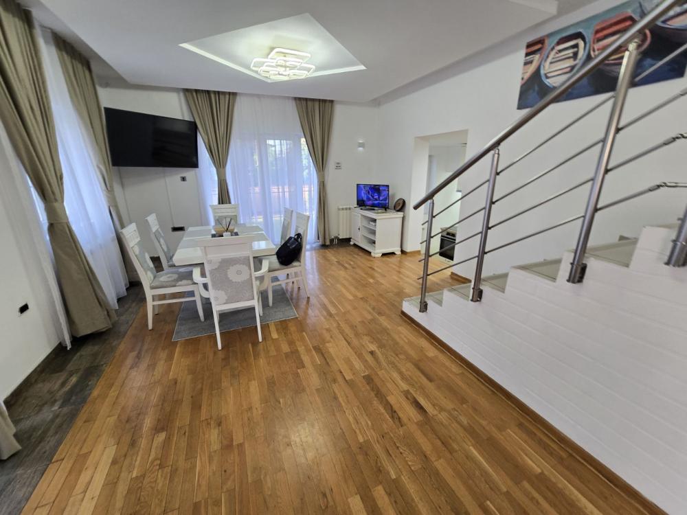 Slika 7 - Ugrinovački put 12. deo,  Kuća za izdavanje, 324m2, 1.700€