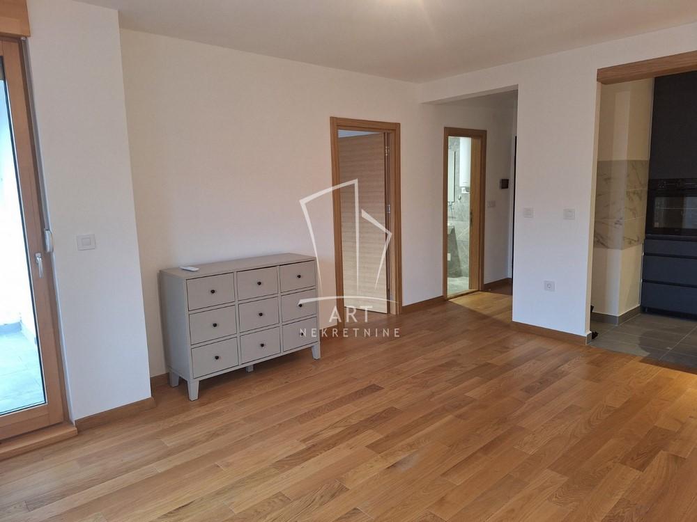 Slika 1 - Cara Dušana,  Lokal za izdavanje, 46m2, 600€