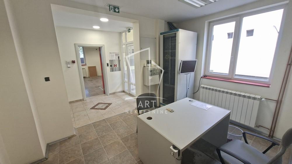 Slika 8 - Ugrinovačka,  Lokal za izdavanje, 408m2, 2.500€