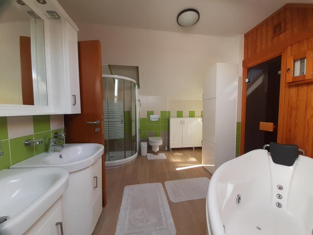 Slika 6 - Četvorosoban stan za izdavanje, 150m2, 1.000€