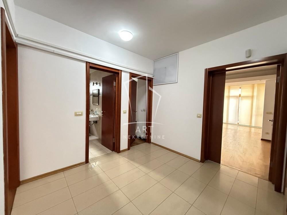 Slika 1 - Bulevar oslobođenja, Petosoban stan za izdavanje, 135m2, 1.600€